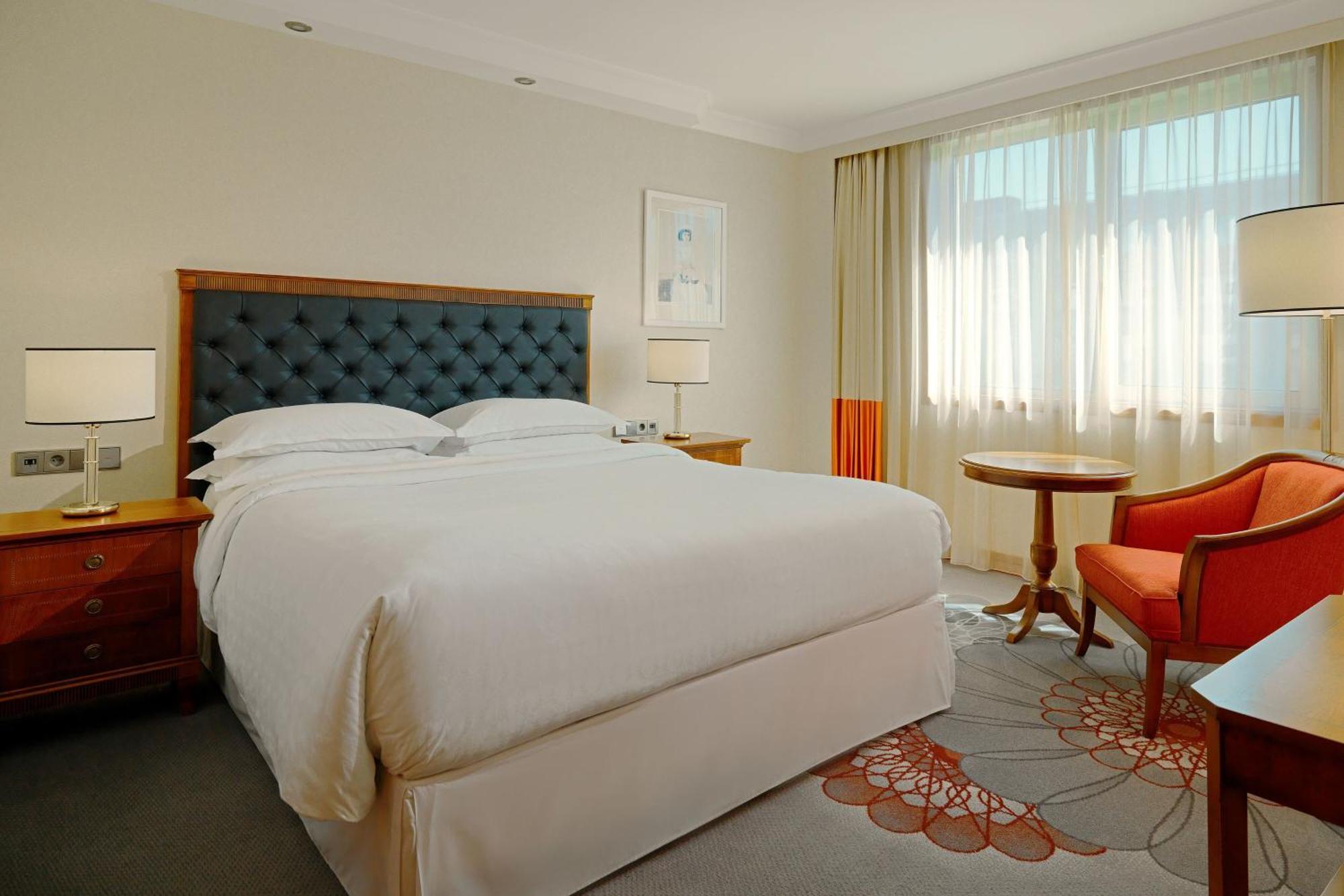 โรงแรมเชอราตัน ซาเกรบ ซาเกร็บ ภายนอก รูปภาพ A room at the hotel
