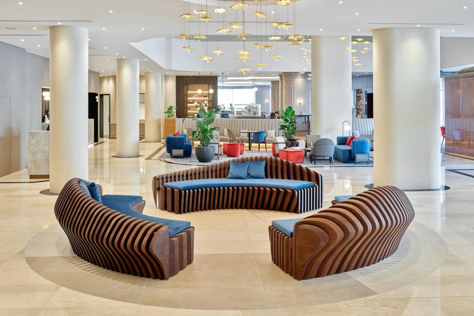 โรงแรมเชอราตัน ซาเกรบ ซาเกร็บ ภายนอก รูปภาพ The lobby of the hotel