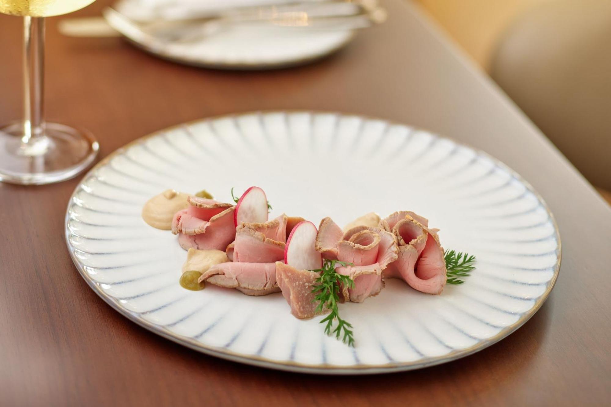 โรงแรมเชอราตัน ซาเกรบ ซาเกร็บ ภายนอก รูปภาพ A plate of ham
