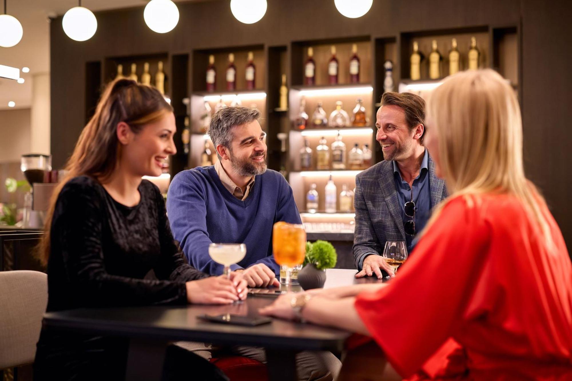 โรงแรมเชอราตัน ซาเกรบ ซาเกร็บ ภายนอก รูปภาพ The bar at the lounge