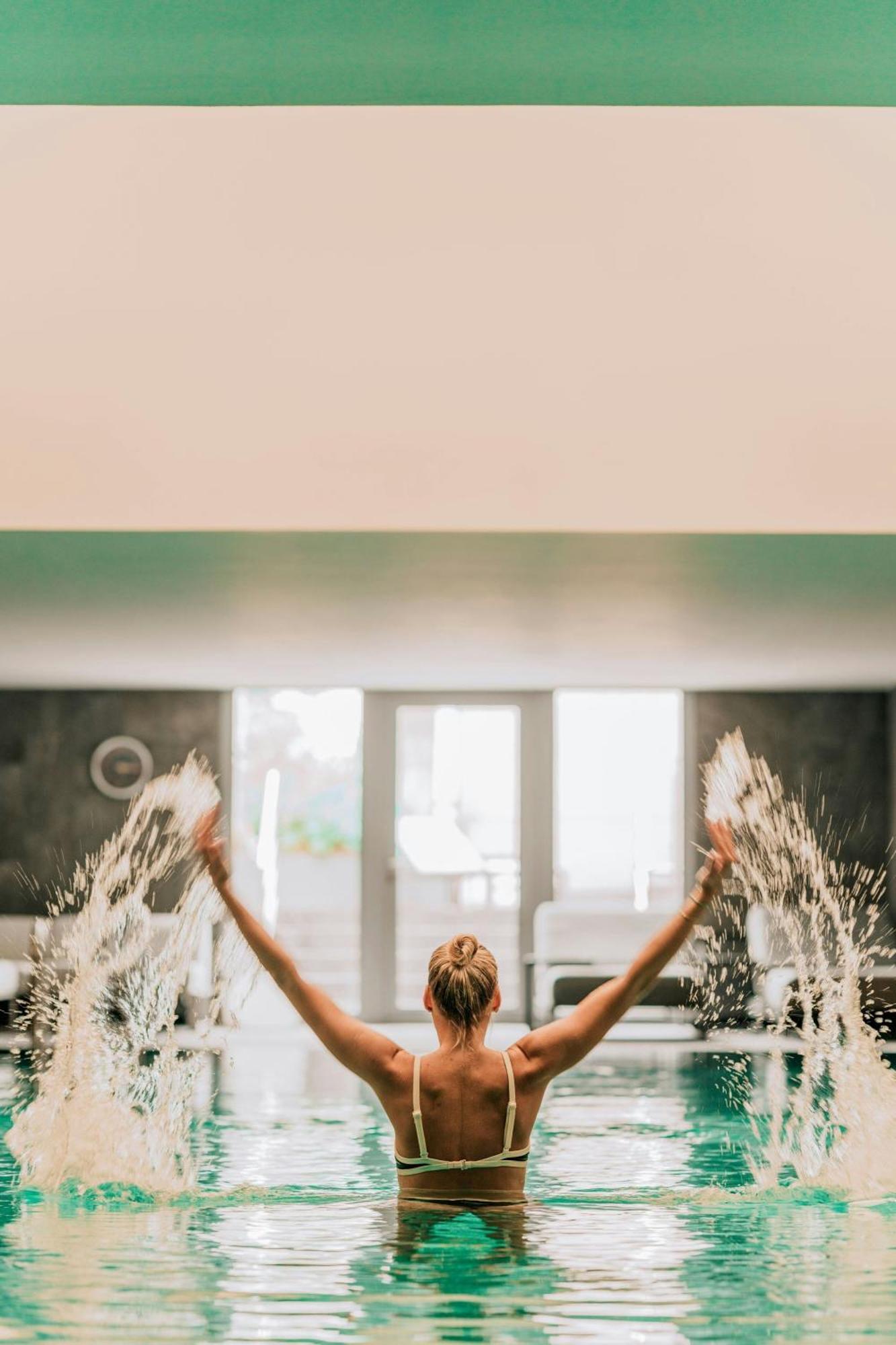 โรงแรมเชอราตัน ซาเกรบ ซาเกร็บ ภายนอก รูปภาพ A woman in a spa