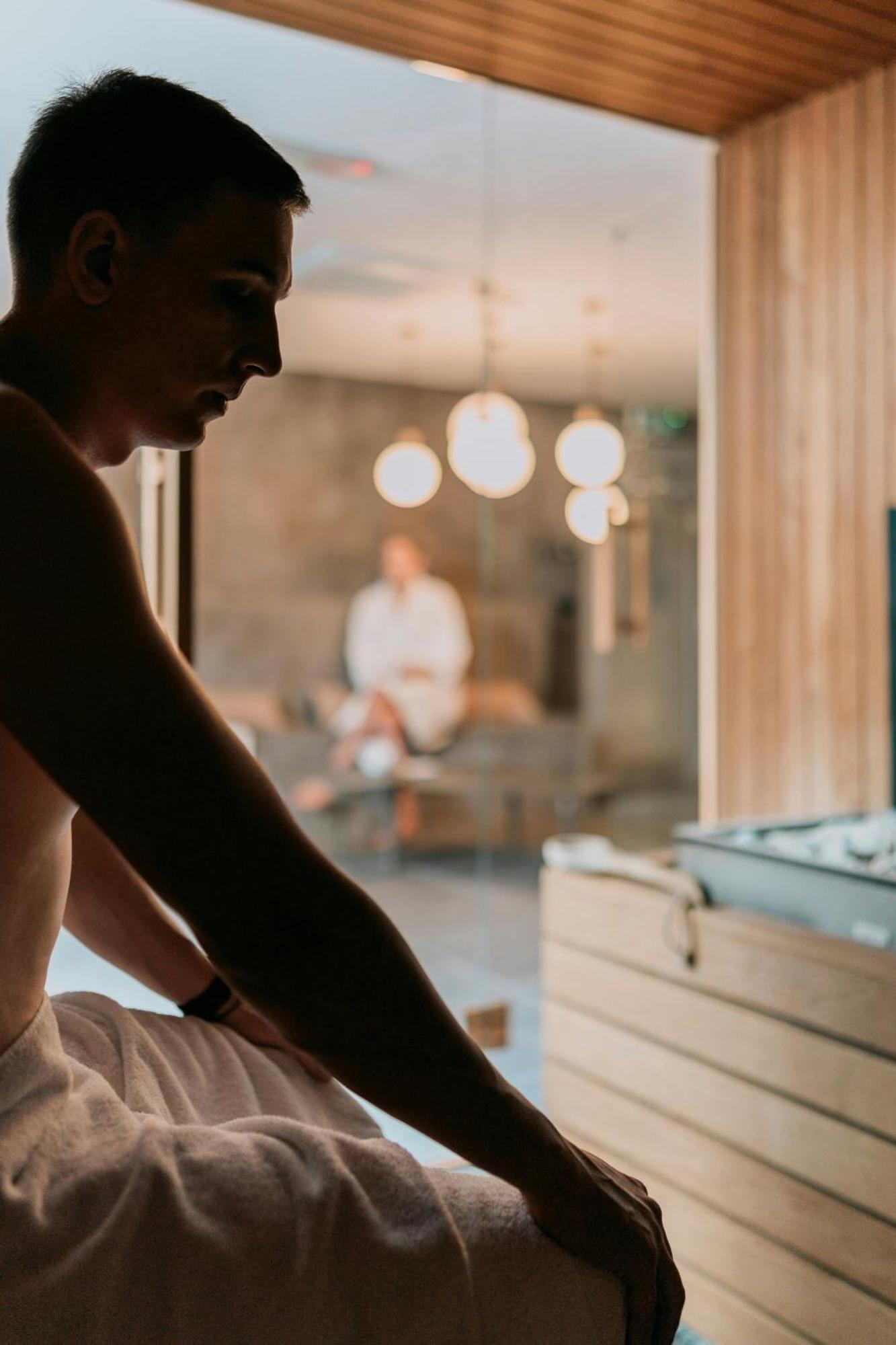 โรงแรมเชอราตัน ซาเกรบ ซาเกร็บ ภายนอก รูปภาพ A man in a spa