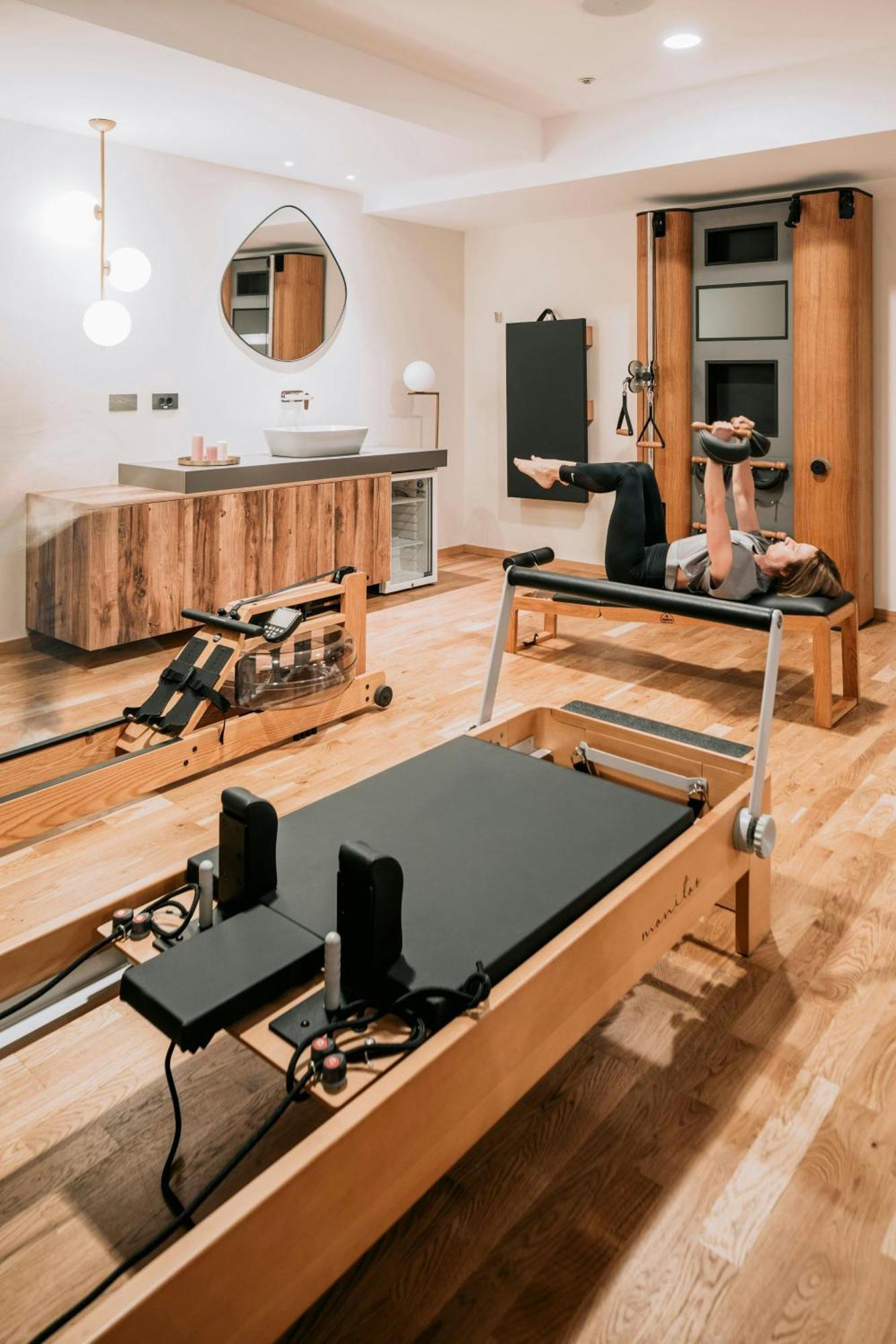 โรงแรมเชอราตัน ซาเกรบ ซาเกร็บ ภายนอก รูปภาพ A woman using a Pilates reformer